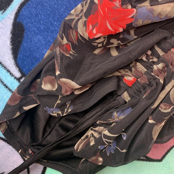 Has different color main is black but also has red,green,white - Picture 1 of 3